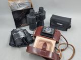 un appareil photo et d'autres objets posés sur une table