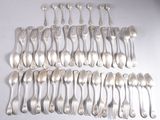 beaucoup de cuillères en argent et de cuillères à soupe sur la table