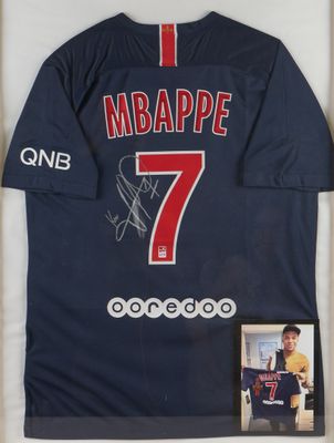 Le maillot du joueur est exposé, accompagné d'une photo de lui.