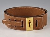 ceinture en cuir marron avec une boucle dorée sur un fond blanc