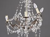 une image d'un lustre en cristal suspendu au plafond