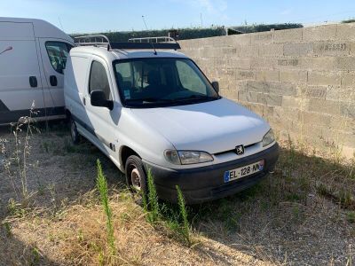 une camionnette blanche garée contre un mur