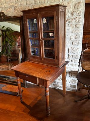 un bureau avec une chaise et une armoire dans la pièce