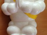une sculpture en ballons représentant un homme tenant une banane à la main
