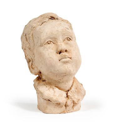 statue représentant la tête d'un enfant sur fond blanc