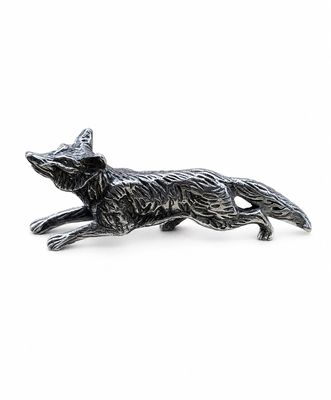 un gros plan d'une figurine d'animal en métal sur fond blanc