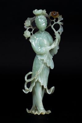 figurine chinoise en jade sculpté représentant une femme tenant une fleur