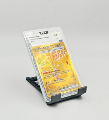 gros plan d'un porte-cartes pokemon sur une surface blanche