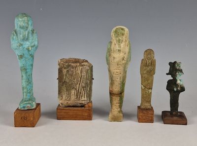 Plusieurs statues de l'Égypte antique sont alignées sur des socles en bois
