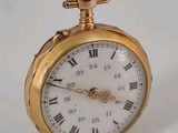 une montre de poche en or avec des chiffres romains sur le cadran