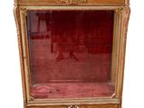 une vitrine en verre recouverte d'un tissu rouge