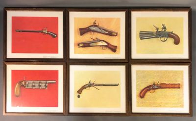 quatre photos encadrées représentant différents types d'armes à feu, accrochées au mur