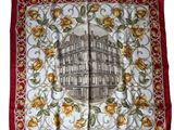 une image représentant une écharpe rouge et blanche sur laquelle figure l'illustration d'un bâtiment