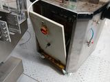 une machine posée par terre à côté d'une autre machine