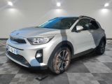 la voiture argentée est garée sur un sol en damier dans le garage