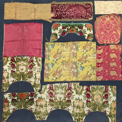 a quilt that has many different pieces of fabric on it
