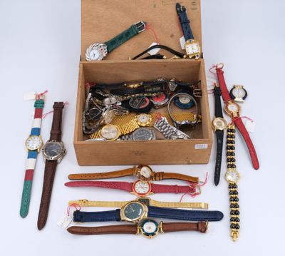beaucoup de montres dans une boîte posée sur la table