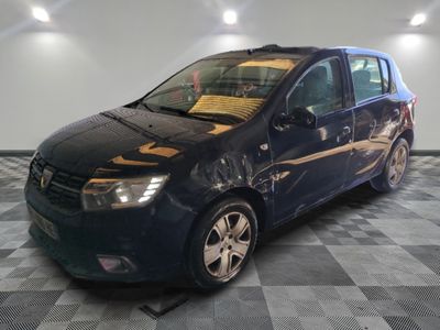 la photo d'une voiture bleue garée dans un garage