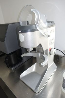 SUR DESIGNATION : Un batteur DITO SAMA avec bol inox et acce…