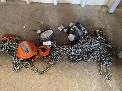 une chaîne et d'autres chaînes fixées à une tronçonneuse posée au sol