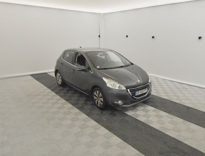 une petite voiture garée dans un garage