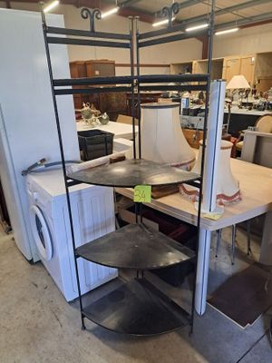 une cuisine équipée d'un réfrigérateur et d'un lave-linge