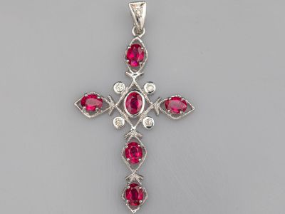 un pendentif antique en forme de croix, orné de rubis et de diamants