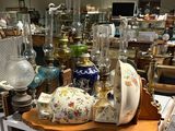 de nombreux types de vases exposés dans un magasin