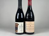 deux bouteilles de vin posées l'une à côté de l'autre sur une table