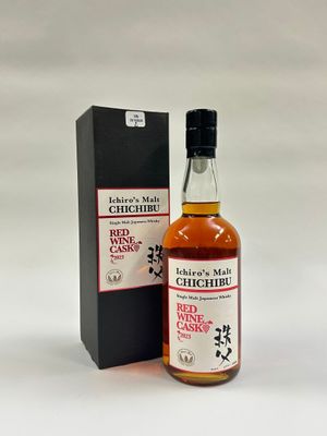 La bouteille de vin de Chichibu se trouve à côté de la boîte.