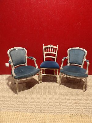 deux chaises bleues placées l'une à côté de l'autre devant un mur rouge