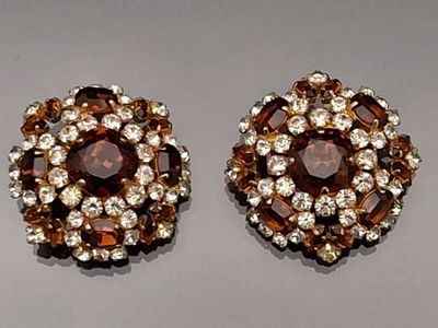 deux paires de boucles d'oreilles en cristal marron et blanc