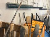 une pièce où se trouvent de nombreux outils
