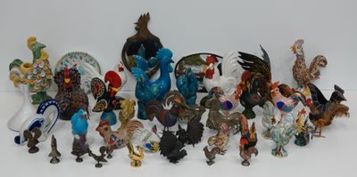 COLLECTION DE COQS en céramique, métal et porcelaine.