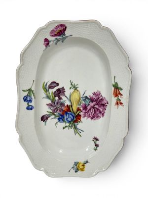 Plat oblong à bord chantourné en porcelaine, à décor polychr…