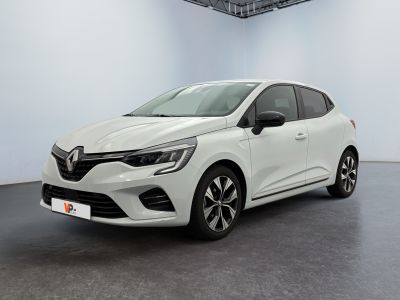 Une voiture blanche est garée dans une pièce blanche au sol noir.
