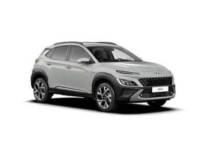 un SUV Hyundai Kona 2021 de couleur argentée garé devant un fond blanc