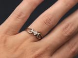 une image représentant la main d'une femme portant une bague