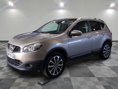 la voiture argentée est garée sur un sol en damier dans le garage