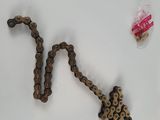 une image représentant une chaîne qui a été conçue pour ressembler à un serpent