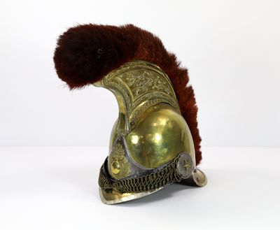 un vieux casque orné de fourrure, posé sur une surface blanche