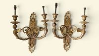 Paire d'appliques en bronze à patine dorée.