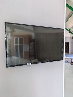 une photo d'une télévision à écran plat montée sur un mur