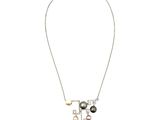 un collier noir et blanc orné de perles, monté sur une chaîne en argent