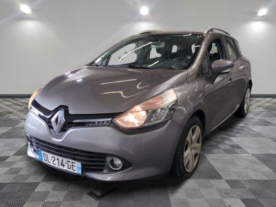 La voiture grise est garée sur le sol à damier du garage.