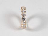 gros plan d'une bague en diamant sur une surface blanche