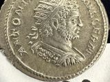 un gros plan d'une pièce de monnaie posée sur une feuille de papier blanc