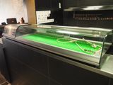 une vitrine en verre contenant un terrain de football à l'intérieur