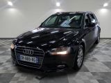une image d'une voiture audi noire dans une salle d'exposition
