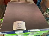 une pile de livres sur une étagère dans un magasin